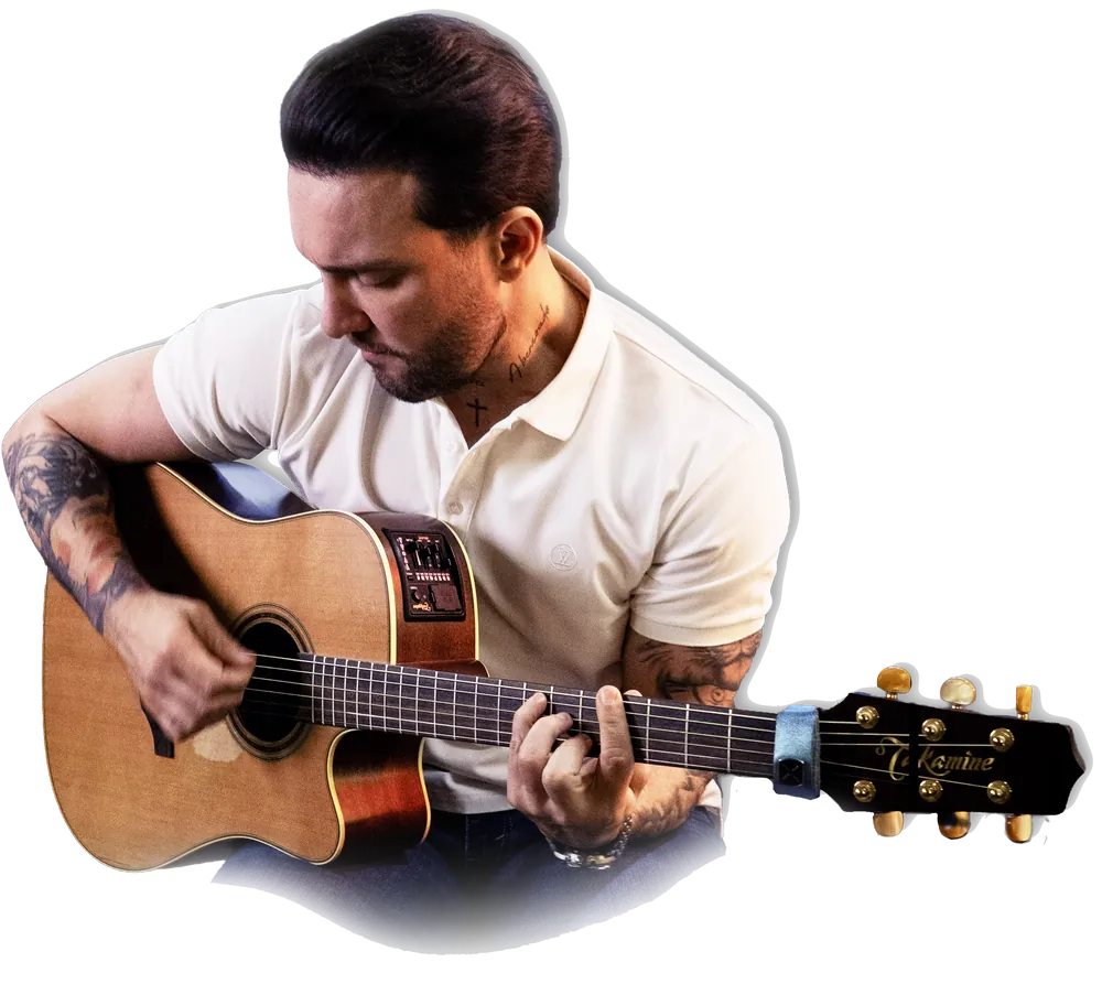 Bruno César tocando violão no estúdio